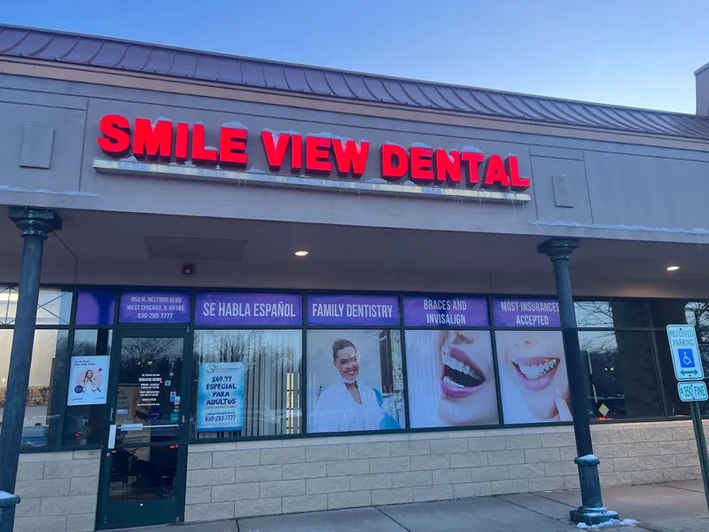 Smile View Dental storefront with Se Habla Español, family dentistry and smile photo graphics on the windows