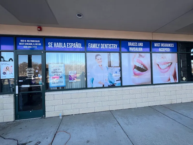 Dental office storefront with blue headers reading Se Habla Español, Family Dentistry, Braces and Invisalign and Most Insurances Accepted, and smile photos